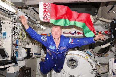 Белорусский космонавт Олег Новицкий: «Государственный флаг – он один, и он не меняется!»