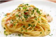 Узнайте, почему в ресторанах не выливают воду после варки пасты и зачем используют повторно