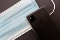 Ученый рассказал, можно ли пользоваться смартфоном во время болезни