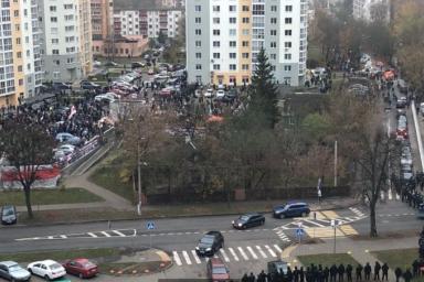 В Минске силовики окружили протестующих: начались задержания на площади Перемен