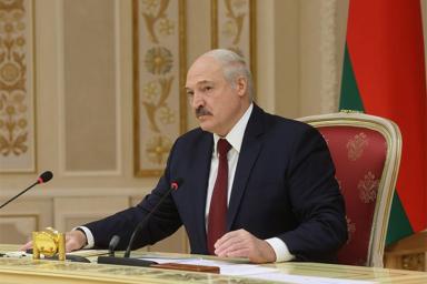 Уйду с поста «когда надо»: Лукашенко не откажется от полномочий «вдруг», поскольку это опасно