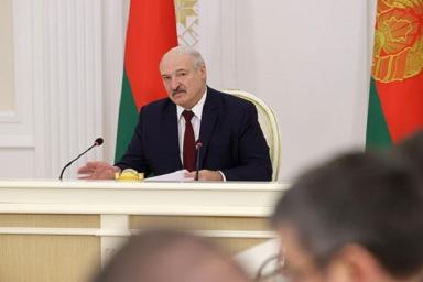 «Сядьте и подумайте». Лукашенко поручил разработать производство российской вакцины в Беларуси