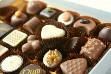 Диетологи рассказали, влияет ли шоколад на появление прыщей 