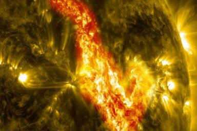 На Солнце зафиксирован мощнейший всплеск солнечной активности. Чем это грозит жизни на Земле