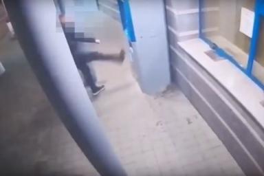 В Минске пьяный мужчина не смог купить билет через терминал и «избил» его