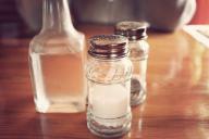 Вместо агрессивной бытовой химии попробуйте уксус: опытные хозяйки поделились секретами быстрой уборки