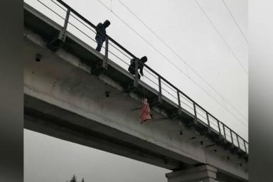 Житель Минского района повесил на мосту чучело главы МВД и стал фигурантом трех уголовных дел