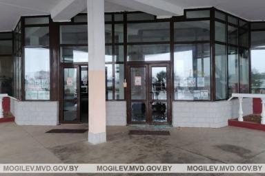 В Мстиславле пьяный мужчина ночью разбил стекла в дверях школы