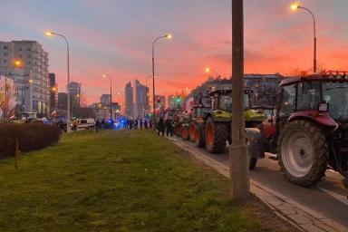 Протестующие в Польше фермеры перекрыли дорогу тракторами и капустой