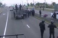 «Президент с автоматом. Да ну?»: опубликованы кадры выхода Лукашенко к силовикам 23 августа