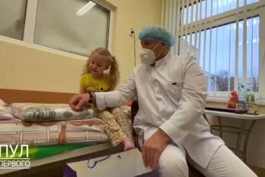 Лукашенко в медицинском халате вручил детям подарки