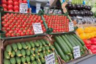 Огурцы стоят почти 13 рублей за килограмм. Какие цены на Комаровке перед Новым годом