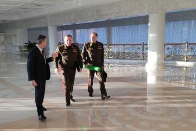Министр обороны пришел к Лукашенко с тубусом: есть тема для разговора 