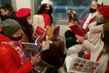 В Минске девушки в БЧБ-одежде снова провели литературный демарш