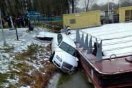 Последствия гололеда: на Гомельщине авто с ребенком вылетело в реку 