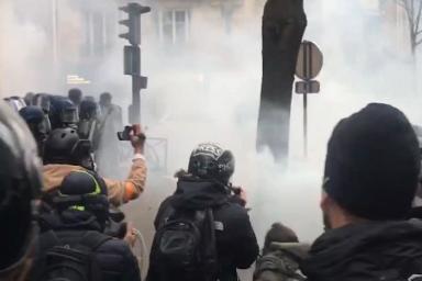 Протесты во Франции: полиция применила газ