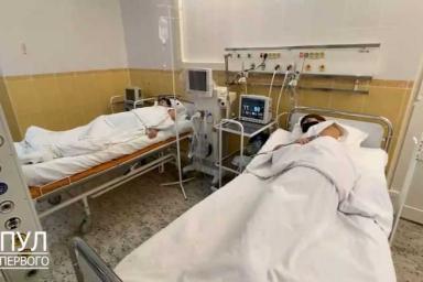 «Выздоравливайте, девчонки»: Лукашенко пришел в палату к пациенткам с COVID-19