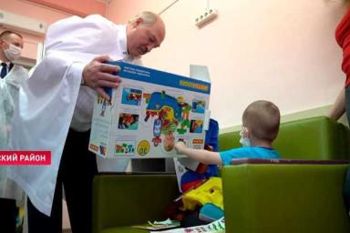 «Тащи его, тащи. Это что у нас?»: На ТВ показали, как Лукашенко в больнице поздравлял детей с Новым годом