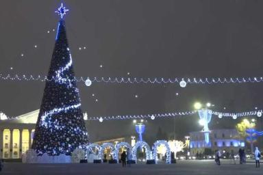 В Минске зажгли елку и новогоднюю иллюминацию: посмотрите, как это выглядит