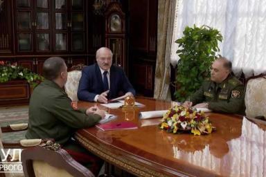 С грифом «совершенно секретно»: вот что было в тубусе, который начальник Генштаба принес Лукашенко