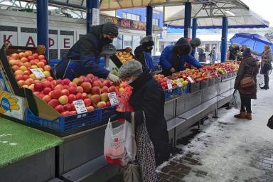 Клубника за 35 рублей, мандарины – от 3 рублей.  Сколько стоят ягоды и фрукты на «Комаровке» перед Новым годом