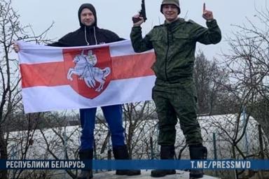 МВД: под Дзержинском задержана группа парней с наркотиками, пневматикой и протестной символикой