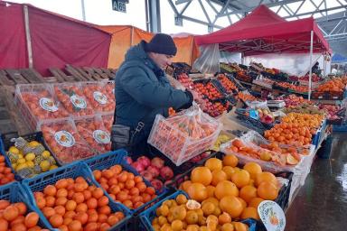 Хурма – от 1,90 рублей, мандарины – от 2,50 рублей.  За сколько можно закупиться фруктами на «Новом Лебяжем»