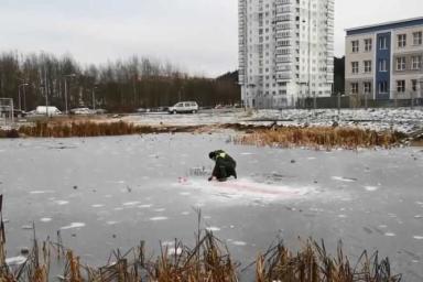 Коммунальщик в Минске рубил под собой лед топором, чтобы достать БЧБ-флаг