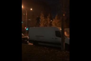 В Минске пьяный студент прыгал по машинам, а друзья снимали на телефон – кадры