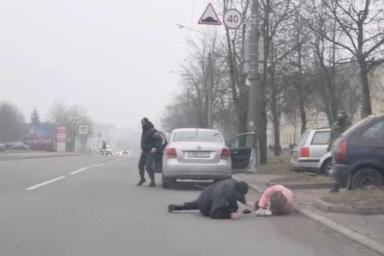 Силовик и девушка упали на дорогу: В милиции Минска прокомментировали ситуацию