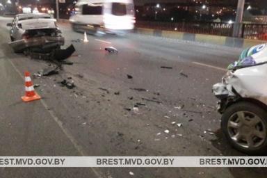 В Бресте водителя сбила машина, когда он выставлял знак аварийной остановки на дороге