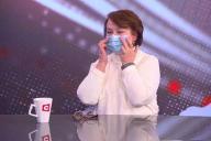 «Надеть её и прижать носовой держатель к лицу»: белорусский врач показала, как правильно носить маску