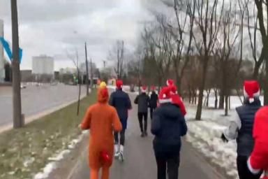 В Минске силовики задержали бегунов в костюмах Деда Мороза