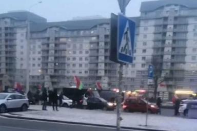 В Минске с самого утра люди встречают военную технику с красно-зелеными флагами