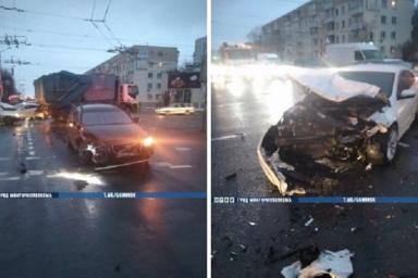 Вдребезги. В Минске два водителя попали в серьезную аварию