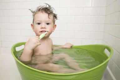 Психологи рассказали, что делать, если ребенок не хочет принимать ванну