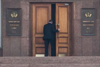 «Нагадили и убежали»: здание посольства Беларуси в Бельгии замазали черной краской 
