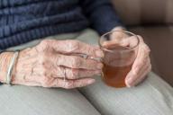 Медики объяснили, почему пожилым людям желательно регулярно употреблять чай