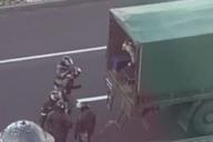 В Байнете обсуждают «непослушного спецназовца», замеченного во время протеста в Минске