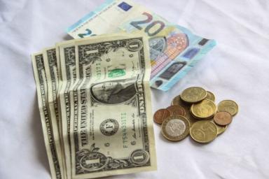 Белорусский рубль вновь уступил доллару и евро. Курсы валют на 1 декабря 2020 года