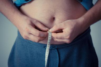 Доктор Мясников рассказал об опасности жировых отложений на животе
