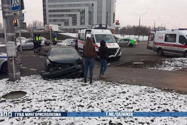 Скорая помощь и легковушка столкнулись на перекрестке в Минске
