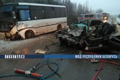 В лобовом столкновении автобуса и легковушки в Дрибинском районе погиб водитель