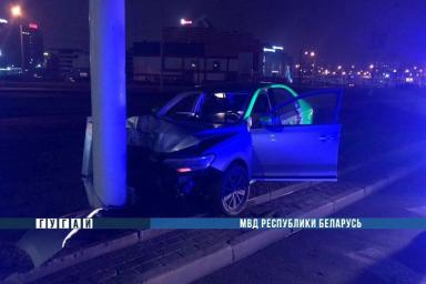 В Минске пьяная девушка на Volkswagen врезалась в столб
