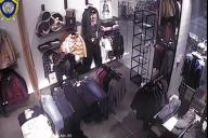 В Минске парень с девушкой зашли в магазин и стащили два джемпера