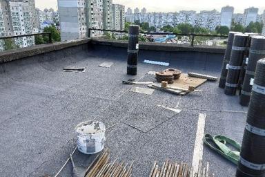 В Минске с крыши многоэтажки упал кровельщик: СК выяснил, что произошло