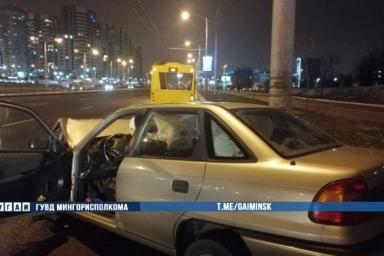 В Минске автомобиль столкнулся с автобусом: водитель легковушки скрылся с места аварии
