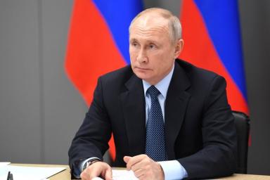 Путин поручил начать в России массовую вакцинацию от коронавируса