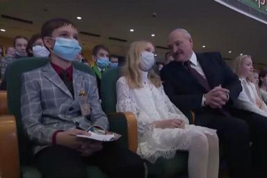 Лукашенко попытался угадать, как зовут девочку, с которой сидел вместе. Вот что произошло
