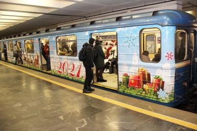 Поезда с «новогодними» вагонами запустили в метро Минска